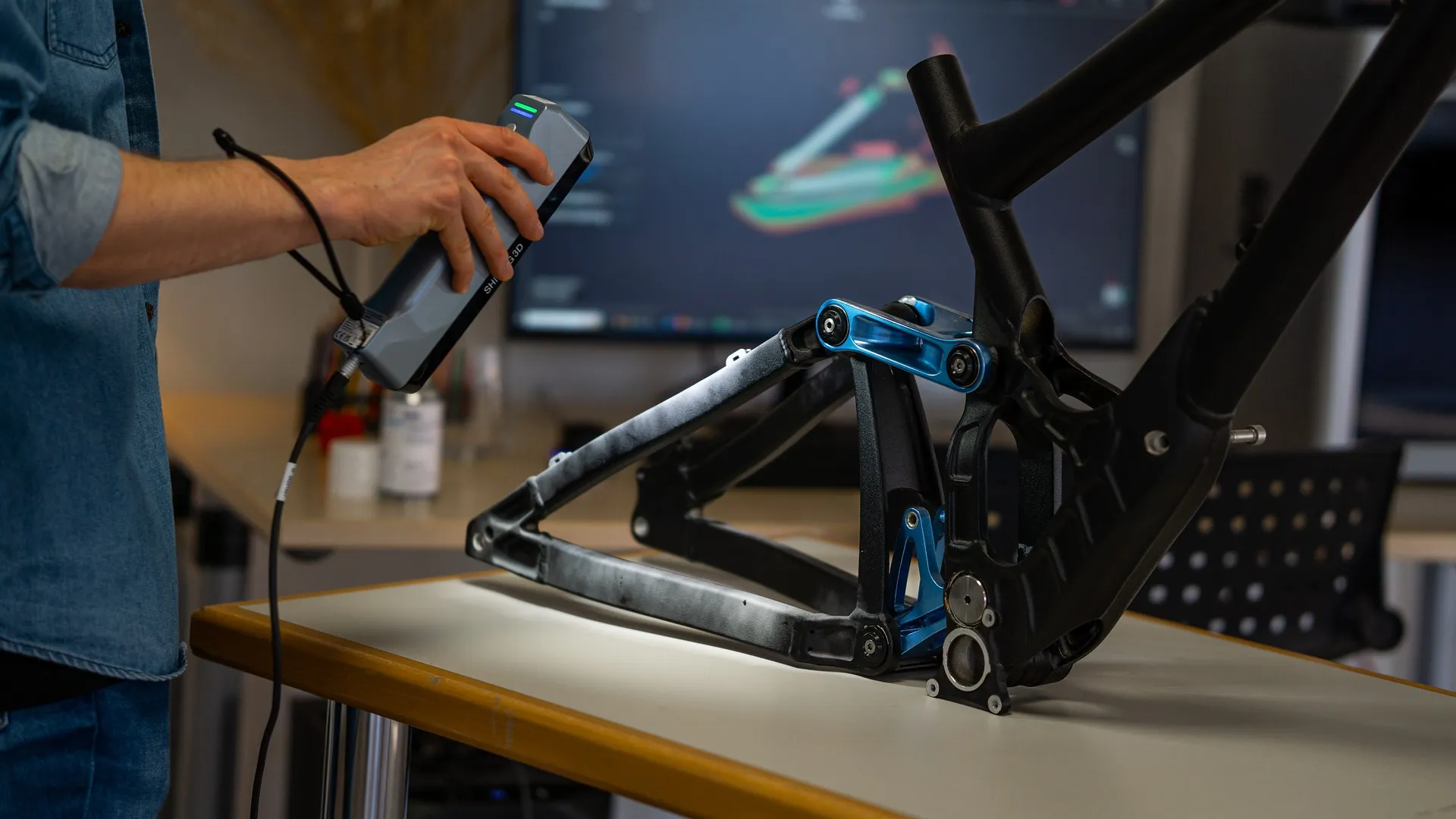 Foto Mann scannt einen Fahrradrahmen mit einem 3D Scanner
