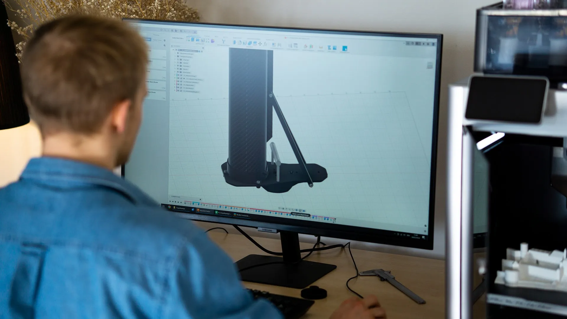 Foto von Mann der am Computer ein 3D CAD Modell erstellt