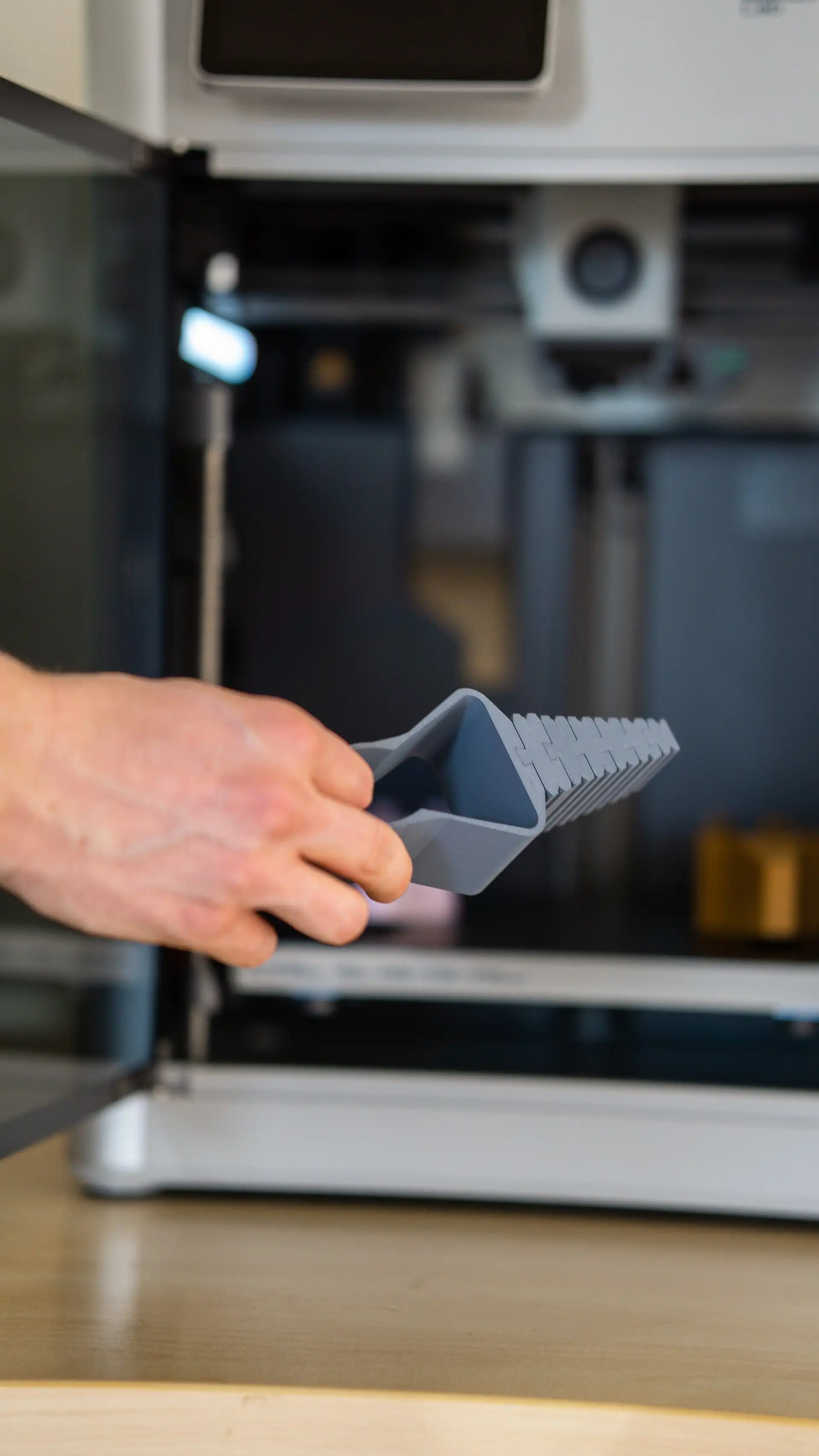 Foto von 3D Druckteil das aus 3D Drucker entnommen wird